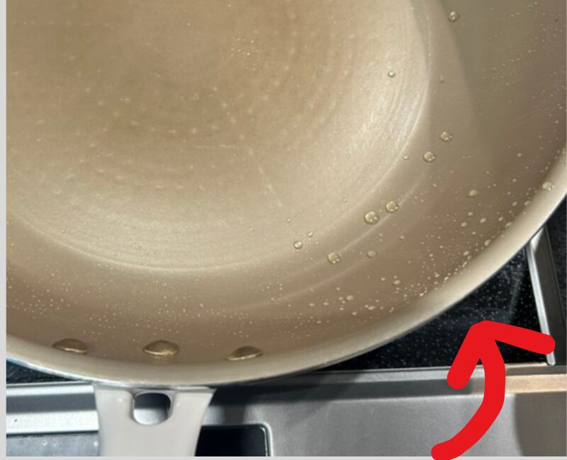 エバークックフライパンのツルすべ構造により洗った後に水滴を弾く様子